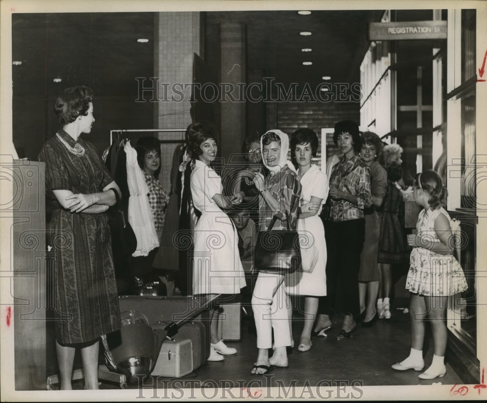 1961 Press Photo Refugees at Rice Hotel in Houston during Hurricane Carla - Historic Images