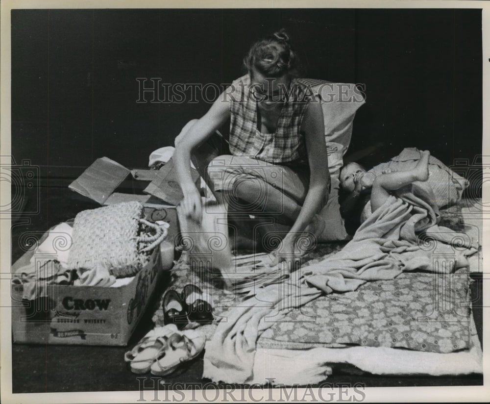 1961 Press Photo Women &amp; child wait out Hurricane Carla at shelter - hca35388 - Historic Images