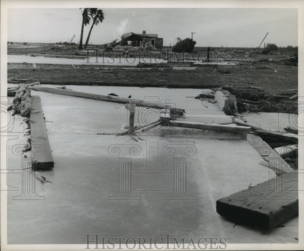 1961 Press Photo Damage & flooding at Port Alta, TX after Hurricane Carla - Historic Images
