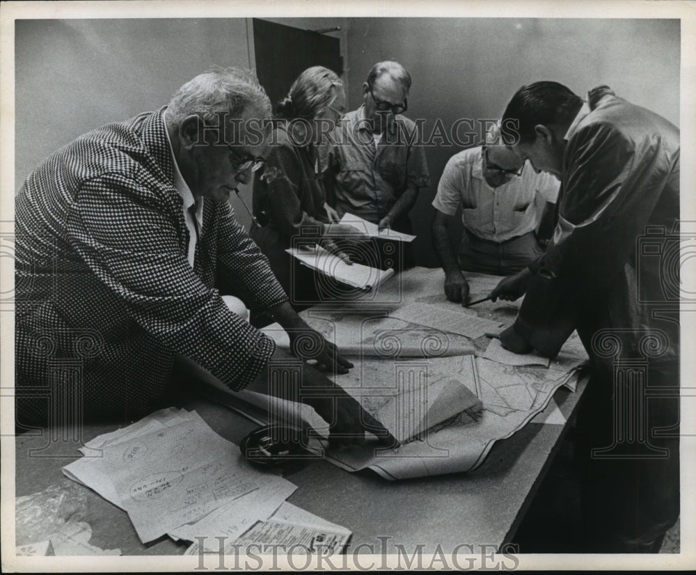 1967 Press Photo Reviewing safety plans prior to Hurricane Beulah in Port Lavaca - Historic Images