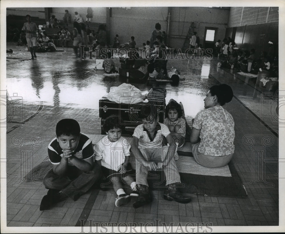 1967 Press Photo Bored kids wait out Hurricane Beulah in Port Lavaca, TX shelter - Historic Images
