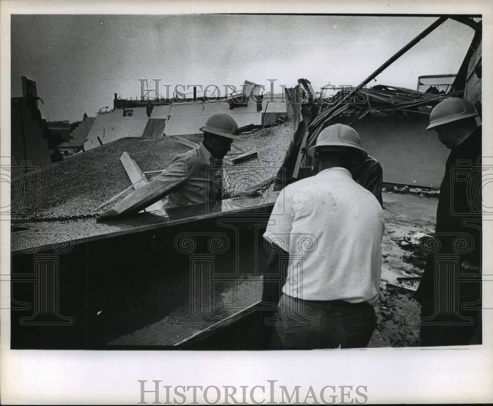 1967 Press Photo Men work together to clean hurricane debris in Port Lavaca - Historic Images