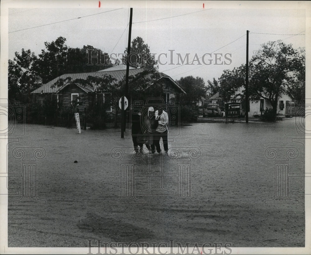 1967 Press Photo People wade through flooded Houston street after hurricane - Historic Images