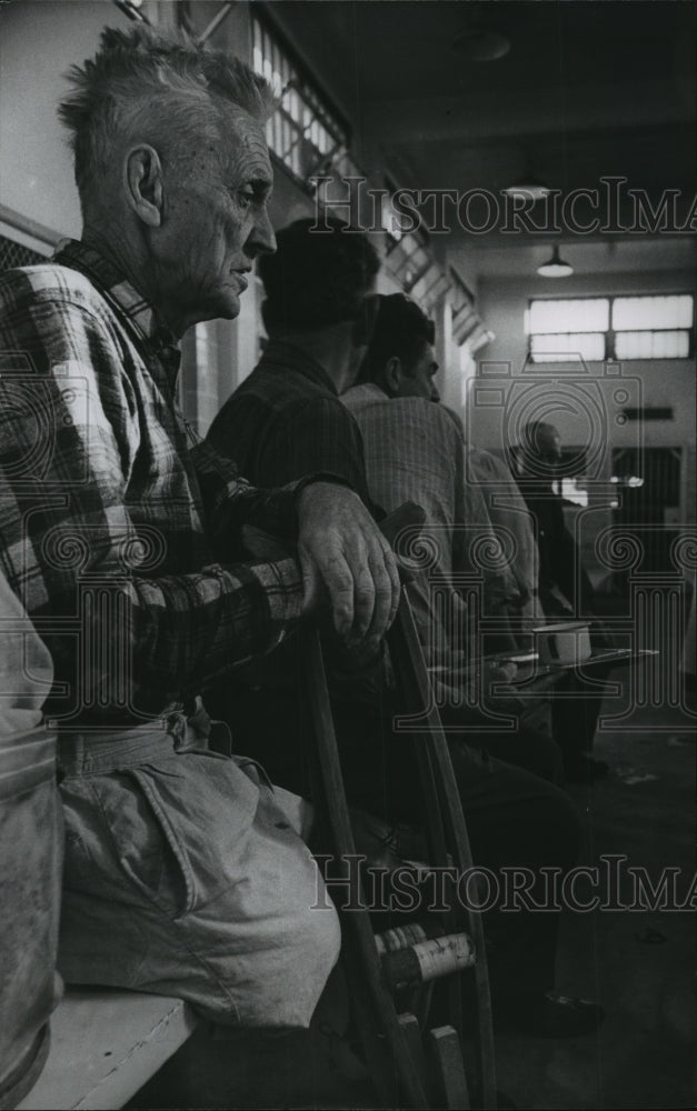 1966 Press Photo Elderly man &amp; other prisoners at Houston Prison Farm - Historic Images