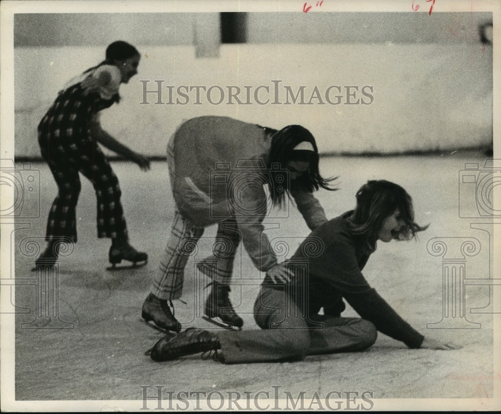 1969 Press Photo Girls fall down during open skate at Houston ice rink - Historic Images