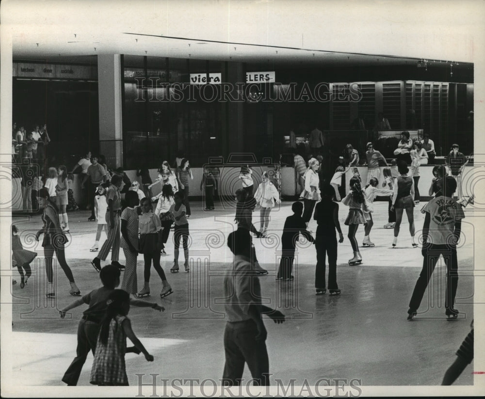 1971 Press Photo Large crowd on ice at Houston Galleria ice skating rink - Historic Images