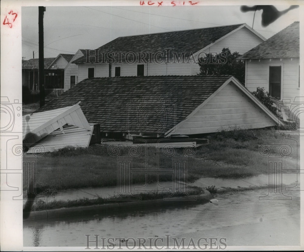 1959 Press Photo Damaged home after hurricane in Texas - hca35678 - Historic Images