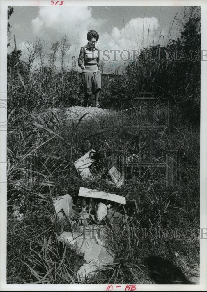 1976 Press Photo Mrs. C. L. Dees shows trash in vacant lot near her Houston home - Historic Images