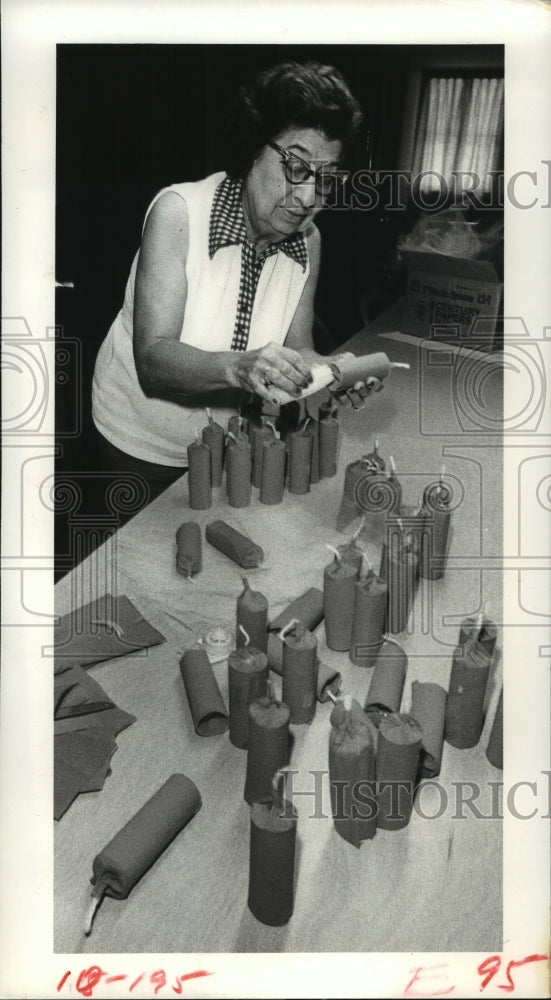 1978 Press Photo Houston Metro Ministries' Bernice Hale assembles presents - Historic Images