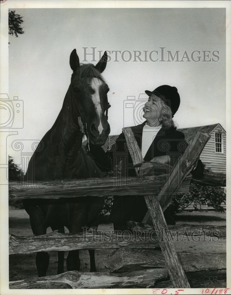 1974 Press Photo Emma Turney with horse in London&#39;s Hyde Park - hca35881- Historic Images