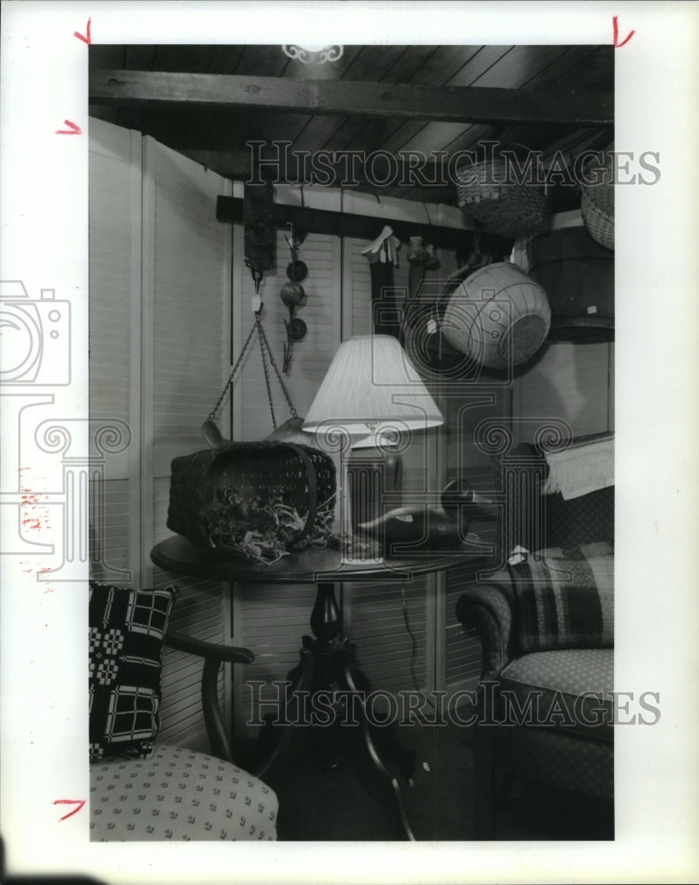 1988 Press Photo A corner of Eileen Evans&#39; booth at Round Top Antiques Fair - Historic Images