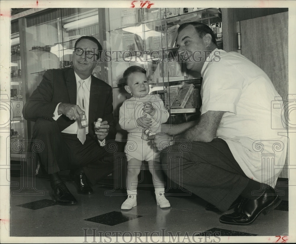 1959 Press Photo Jones Apothecary employees with young customer in Houston - Historic Images