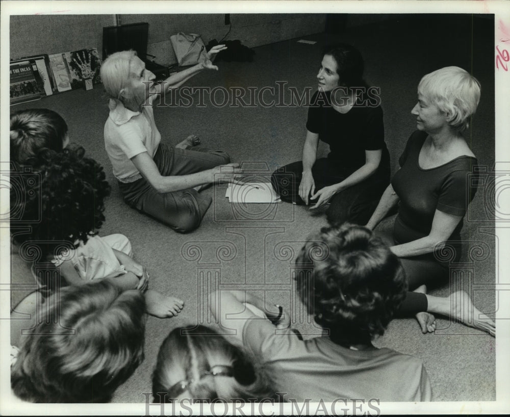 1977 Press Photo Dance movement therapy class at Jung Education Center, Houston - Historic Images