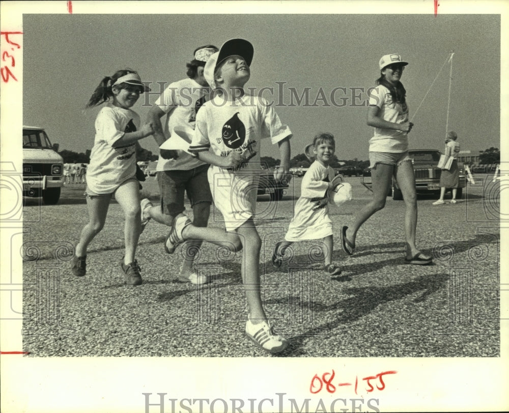 1979 Press Photo Richard Manley and family jog around Rice University in Houston - Historic Images