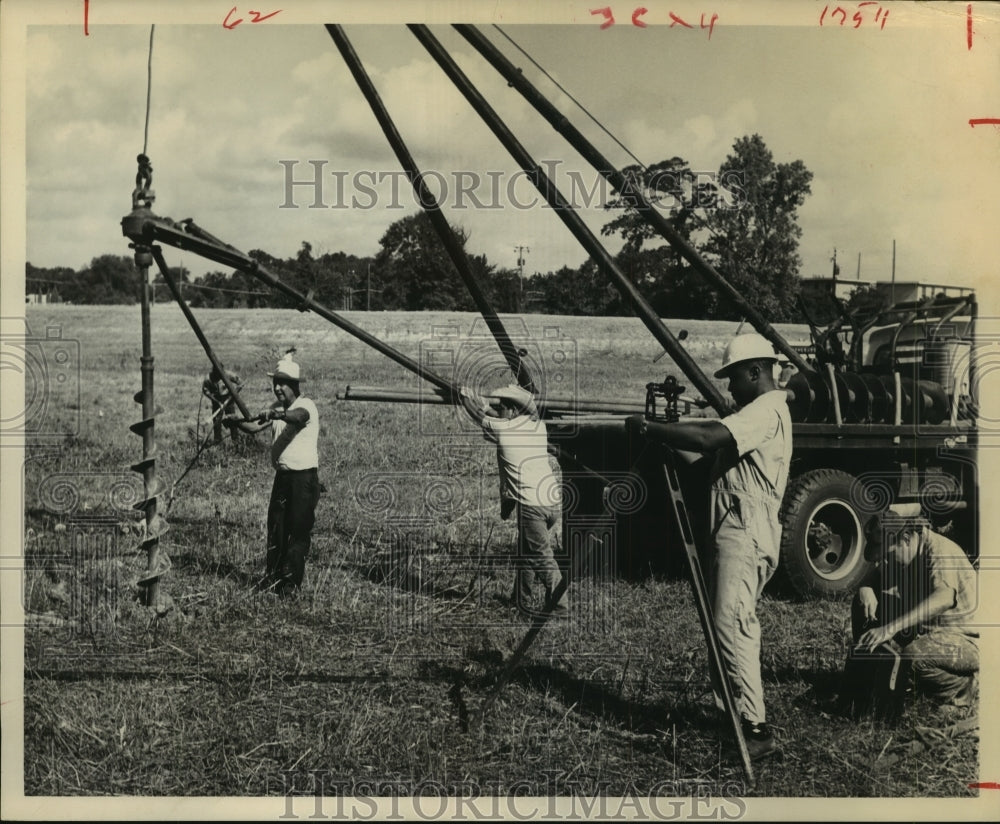 1968 Press Photo Volunteers drill in soil to create baseball diamond in Houston - Historic Images