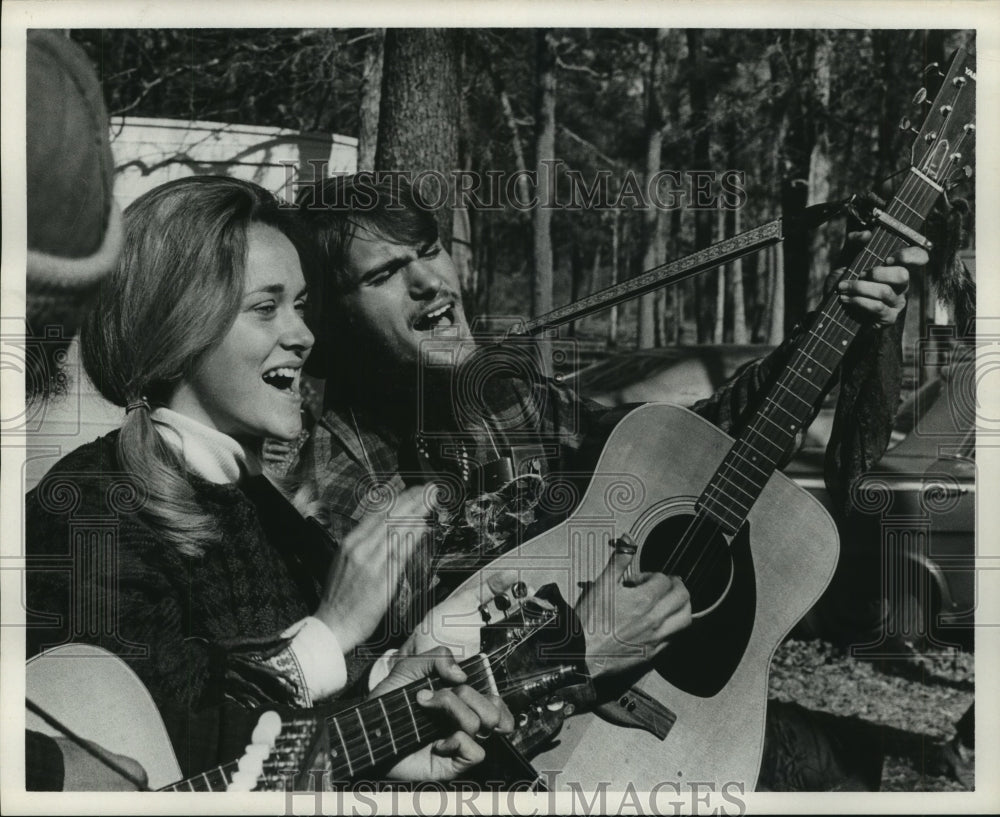 1969 Press Photo Mrs. Arnold Dietrich and another sing, Houston - hca36188 - Historic Images