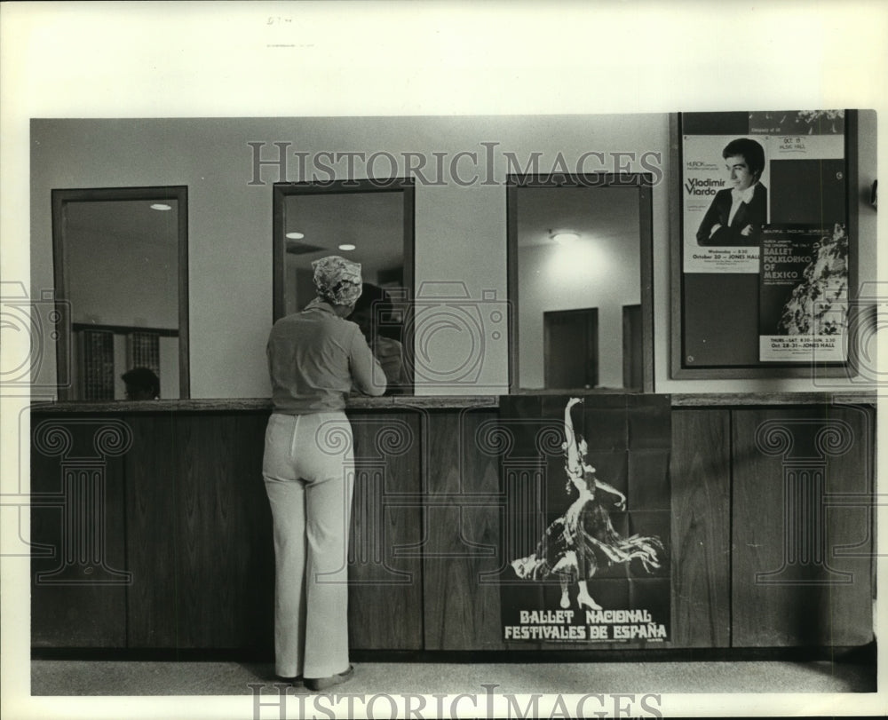 1976 Press Photo Woman at Jones Hall ticket window in Houston - hca36335 - Historic Images