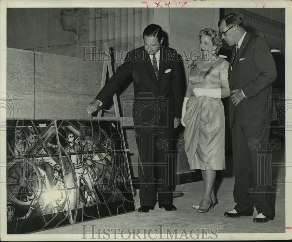 1960 Press Photo Houston Commerce Bank president Marvin Collie views glass art - Historic Images