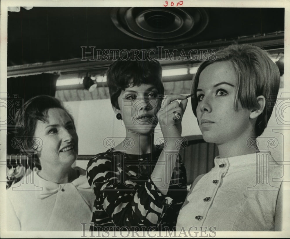 1967 Press Photo Kelly Girl Louise Beinhorn demonstrates on Crist Beinhorn - Historic Images