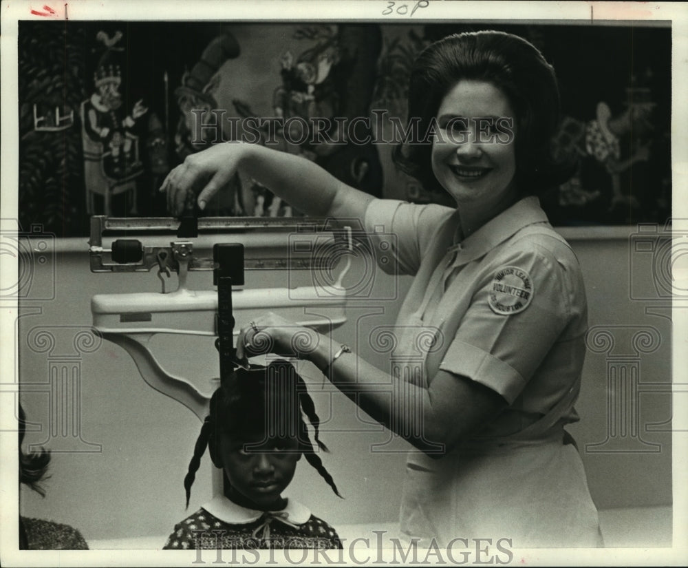 1968 Press Photo Stephanie Green gets measured at Junior League Clinic, Houston - Historic Images