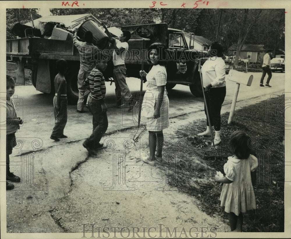 1967 Press Photo Houston&#39;s Kenwood residents at community cleanup event - Historic Images