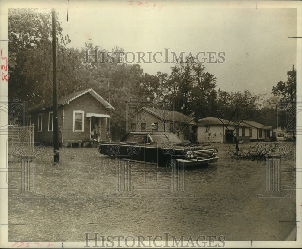 1973 Press Photo Flooded Jarjean Street in Kenwood Subdivision of Houston - Historic Images