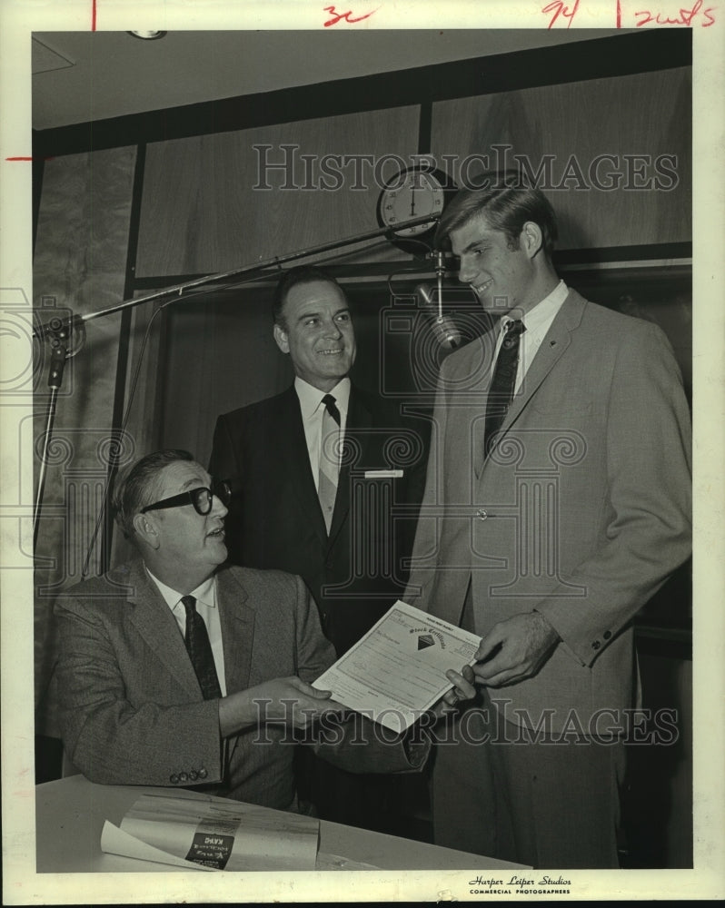 1968 Press Photo Jr. Achievement Louis Blackmon sells "company" stock in Houston - Historic Images