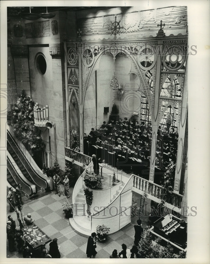 1962 Press Photo National Bank of Commerce choir performs in lobby - hca36945 - Historic Images