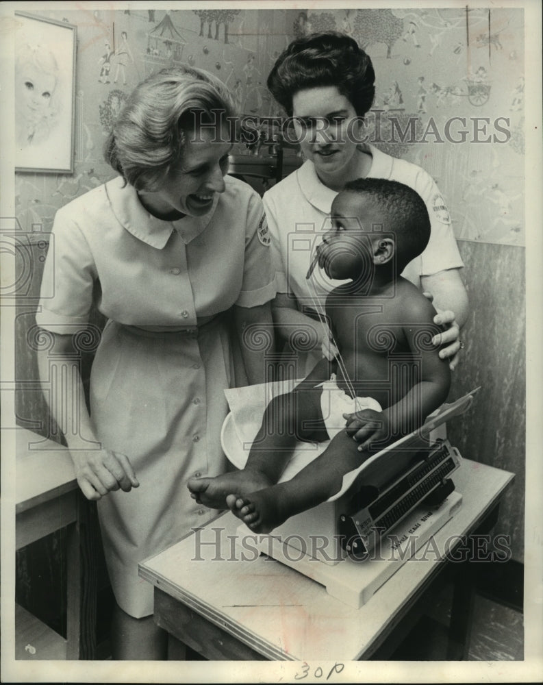 1968 Press Photo Christopher George examined at Junior League Clinic, Houston - Historic Images