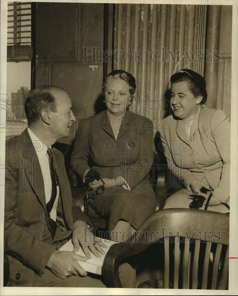 1955 Press Photo Houston Grand Jury women including Mrs. Killman, chat with man - Historic Images