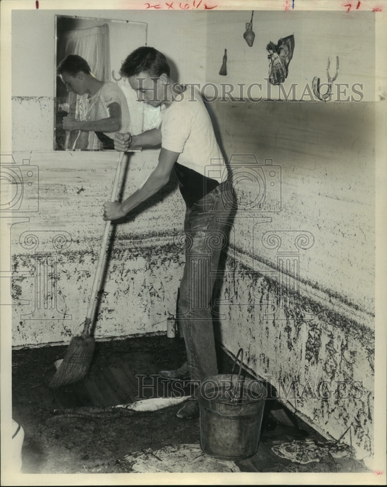 1961 Press Photo Jerry Dowding scrubs his flooded home after Hurricane Carla - Historic Images