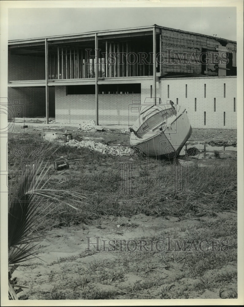 1961 Press Photo Boat and damaged building in Shore Acres after Hurricane Carla - Historic Images