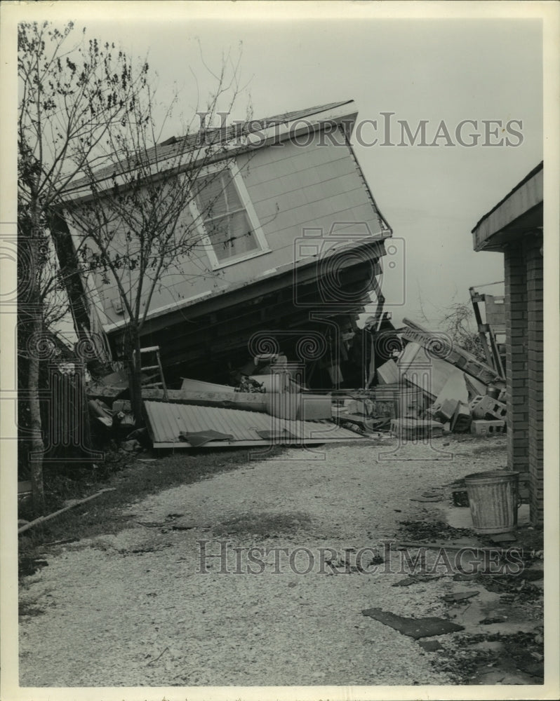 1961 Press Photo Damaged home in Bacliff after Hurricane Carla - hca37262-Historic Images