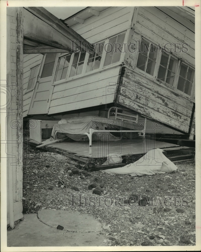 1961 Press Photo Damaged home in Bacliff after Hurricane Carla - hca37267 - Historic Images