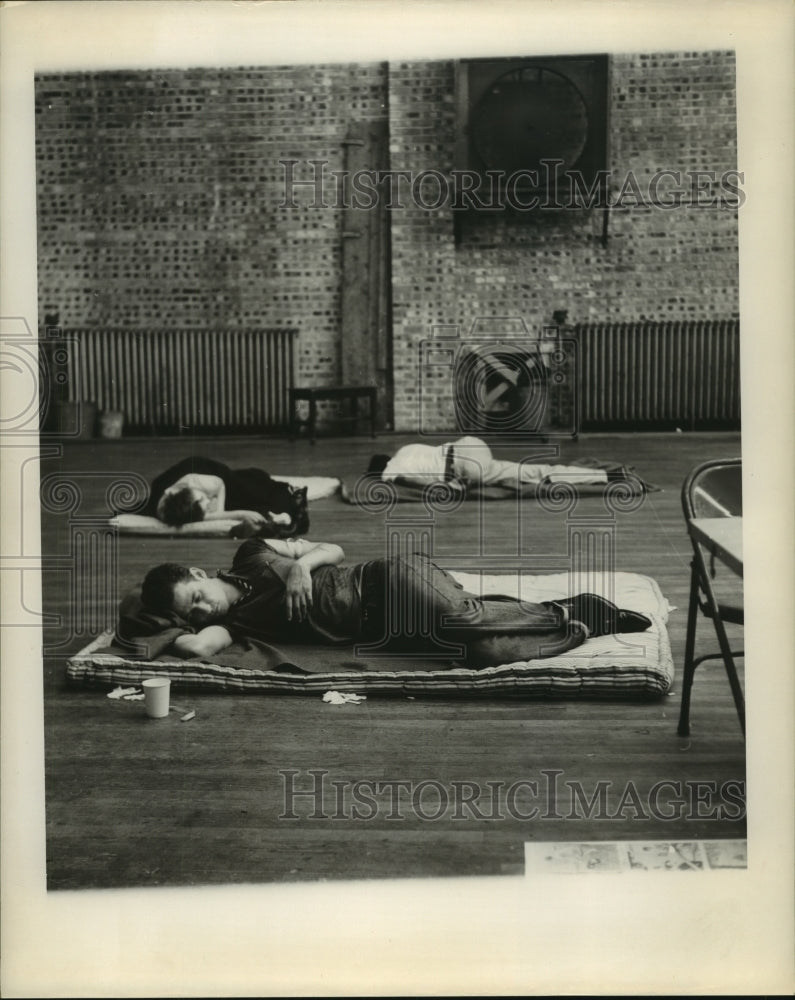 1961 Press Photo People sleep on mats in city auditorium during Hurricane Carla - Historic Images