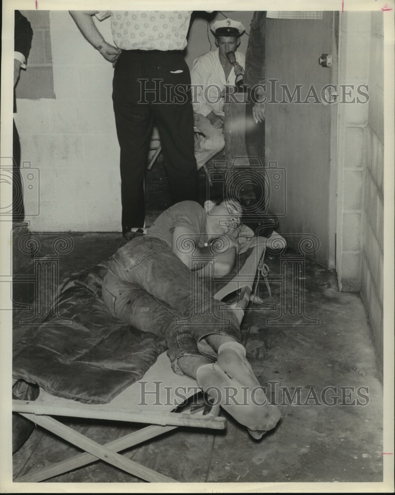 1961 Press Photo Kemah firefighter during Hurricane Carla at Kemah fire station - Historic Images