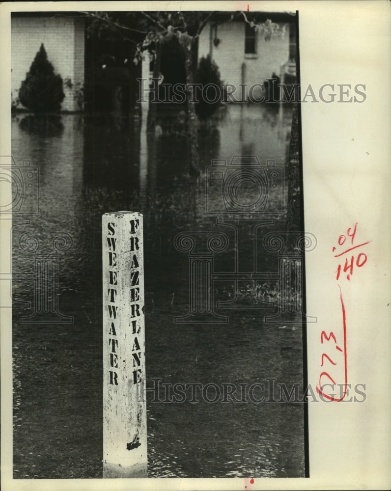 1967 Press Photo Houston's Sweetwater & Frazerland street sign in flooded road - Historic Images