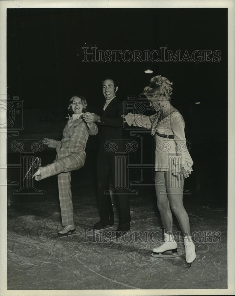 1970 Press Photo People ice skate in scene from Ice Follies in Houston - Historic Images