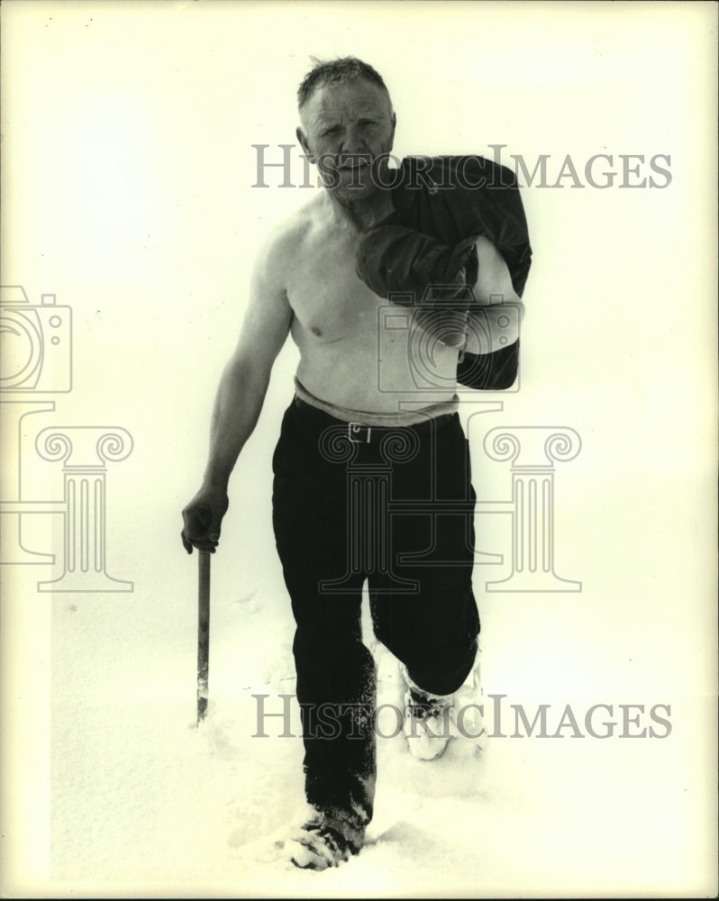 1971 Press Photo Tour guide Gudmundur Jonasson hikes across glacier in Iceland - Historic Images