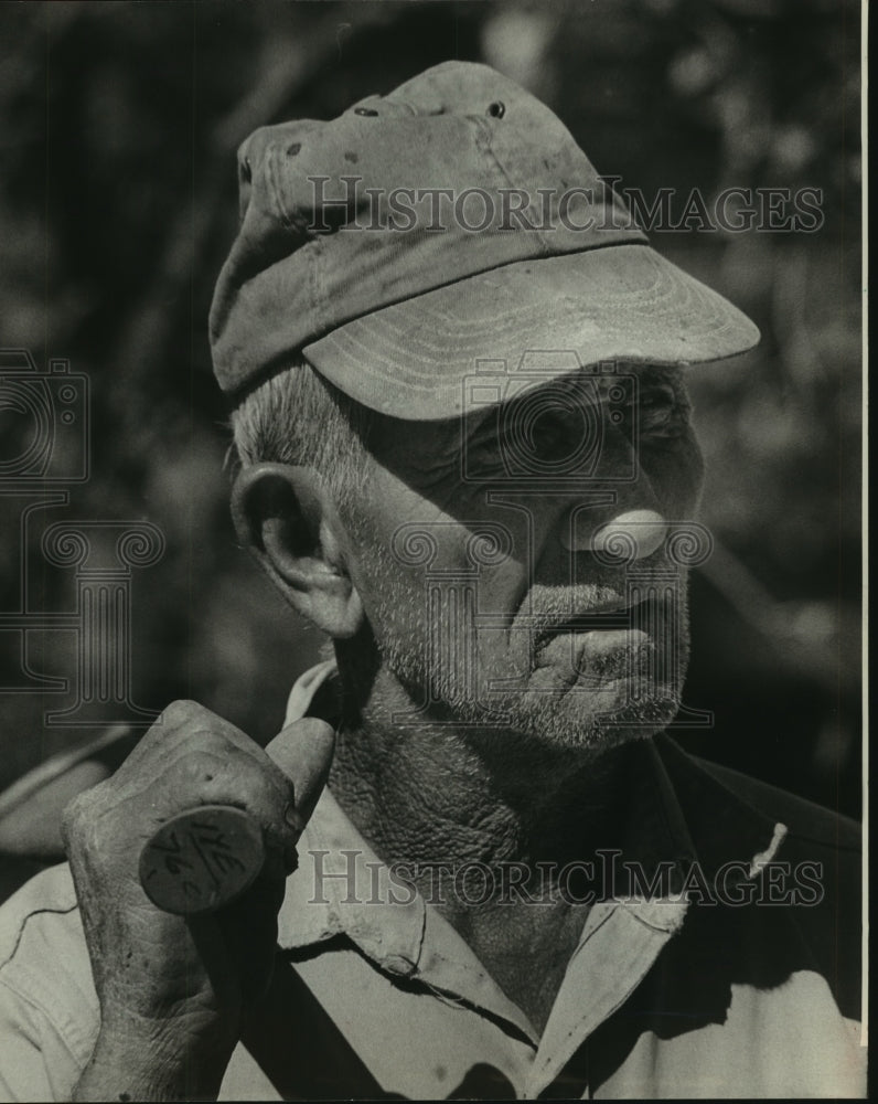 1964 Press Photo John Antrim holds ax over shoulder; discusses hurricane in TX - Historic Images