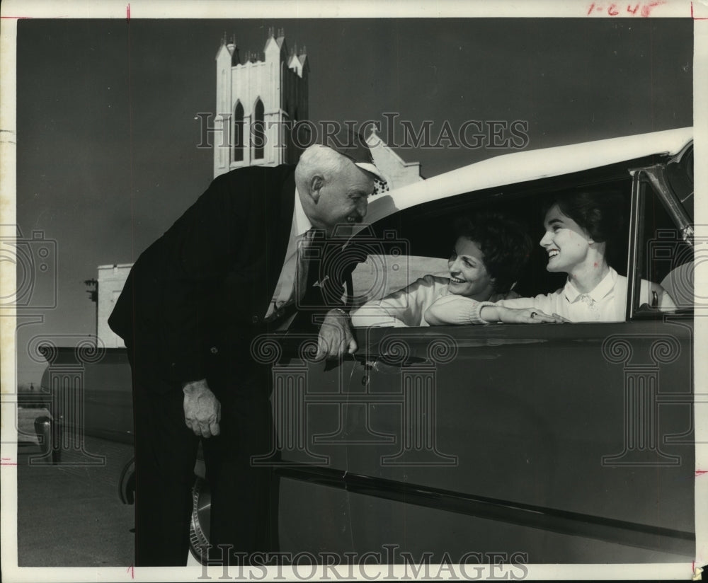 1962 Press Photo McMurry College students in car talk with man in Houston - Historic Images