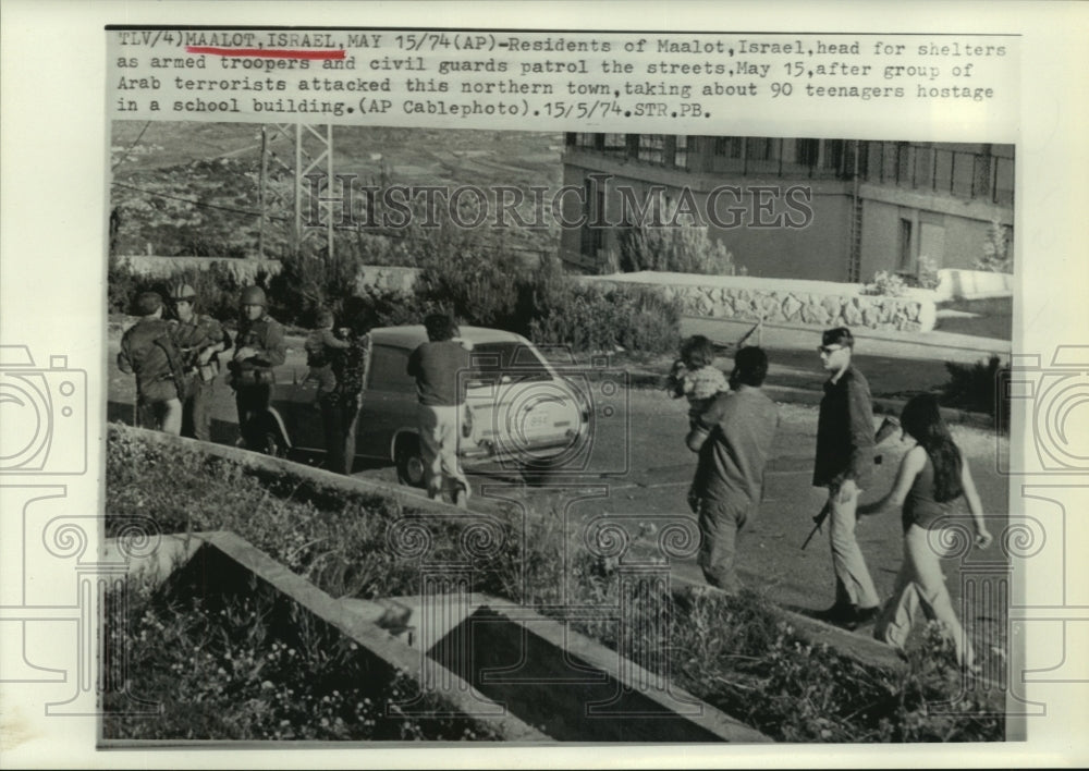 1974 Press Photo Maalot, Israel residents head for shelters after attack - Historic Images