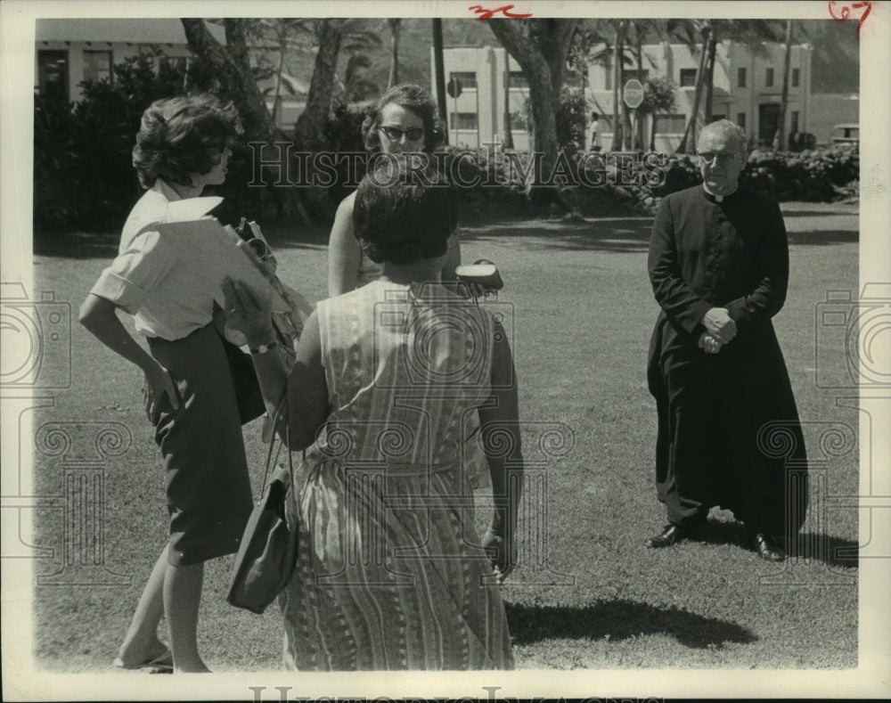 1964 Press Photo Priest visits Kalaupapa Hansen's Disease Settlement tourists HI-Historic Images