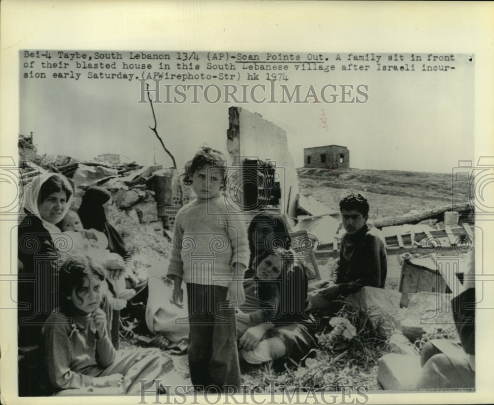 1974 Press Photo Family sits by blasted house in south Lebanese village Taybe - Historic Images