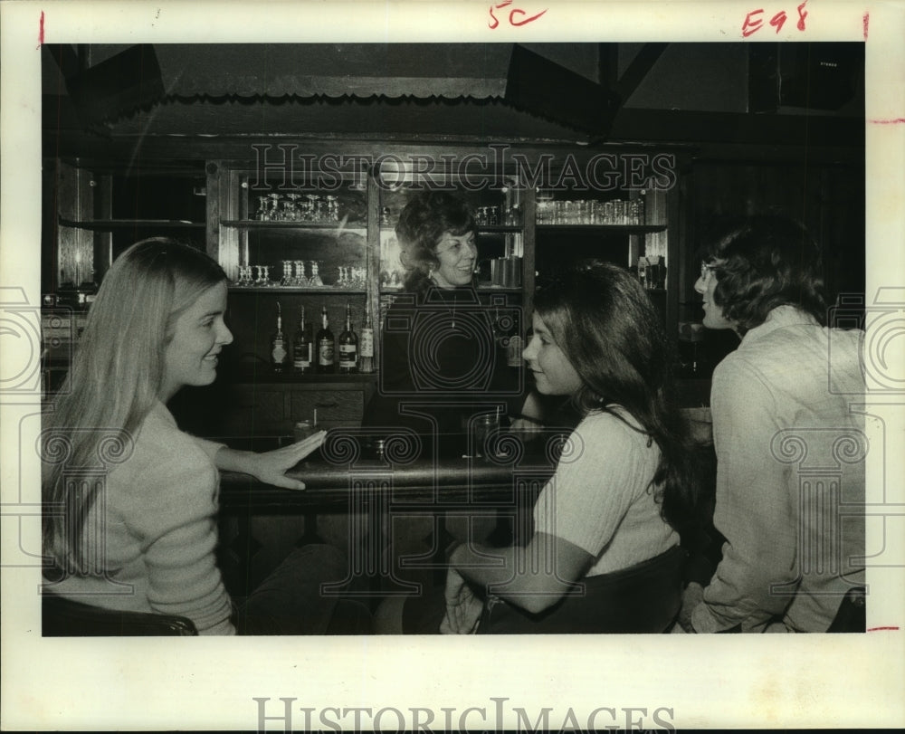 1973 Bonnie Royder serves under-21 group in Houston bar - Historic Images