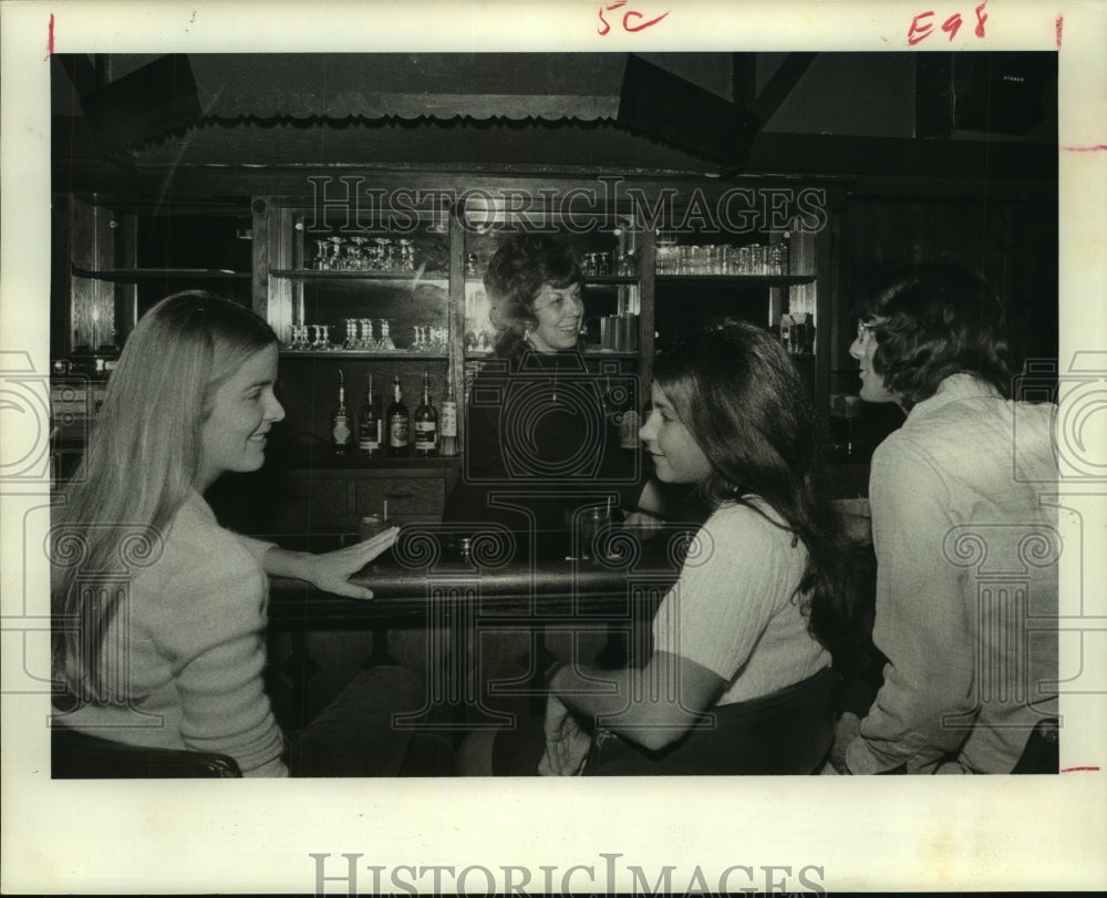 1973 Bonnie Royder serves under-21 group in Houston bar - Historic Images