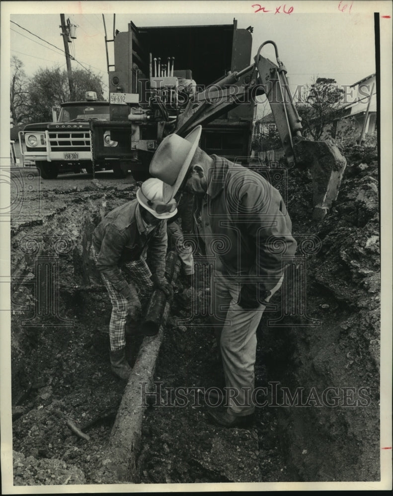 1971 Press Photo Workers repair Magnolia gas main on 73rd Street - hca38181 - Historic Images