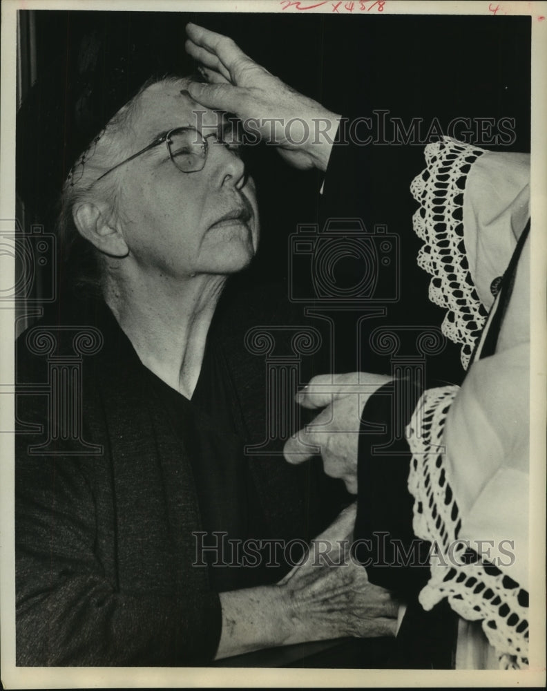 1967 Press Photo Frances Xavier Murphy receives ashes at Annunciation in Houston - Historic Images