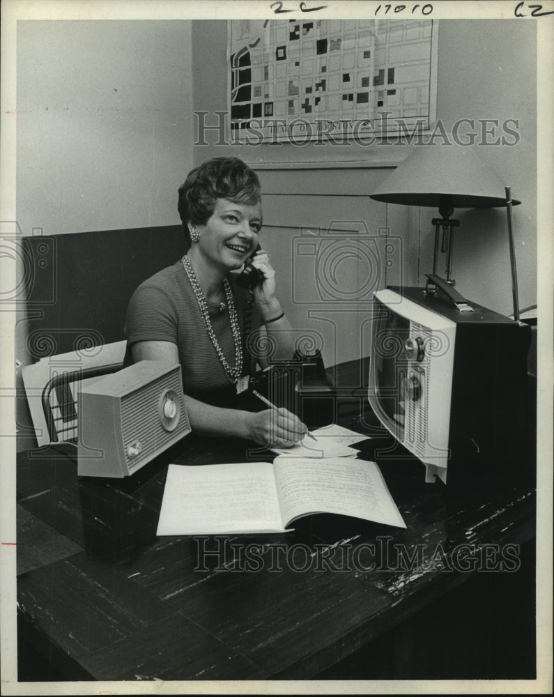 1969 Press Photo Mrs. Robert Fulton of Houston League of Women Voters on phone - Historic Images