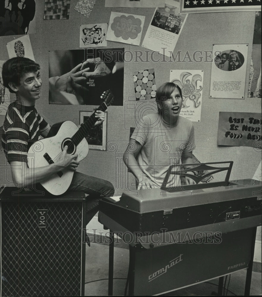 1971 Press Photo Students perform at Life House Ecumenical Coffee House, Houston - Historic Images